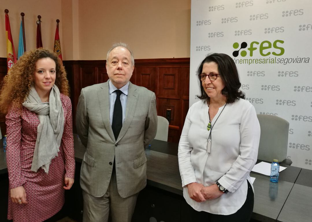 La candidata a la alcaldia Noemí Otero junto a Eduardo Calvo y Olga de Pablos en la sede de la federación Empresarial Segoviana