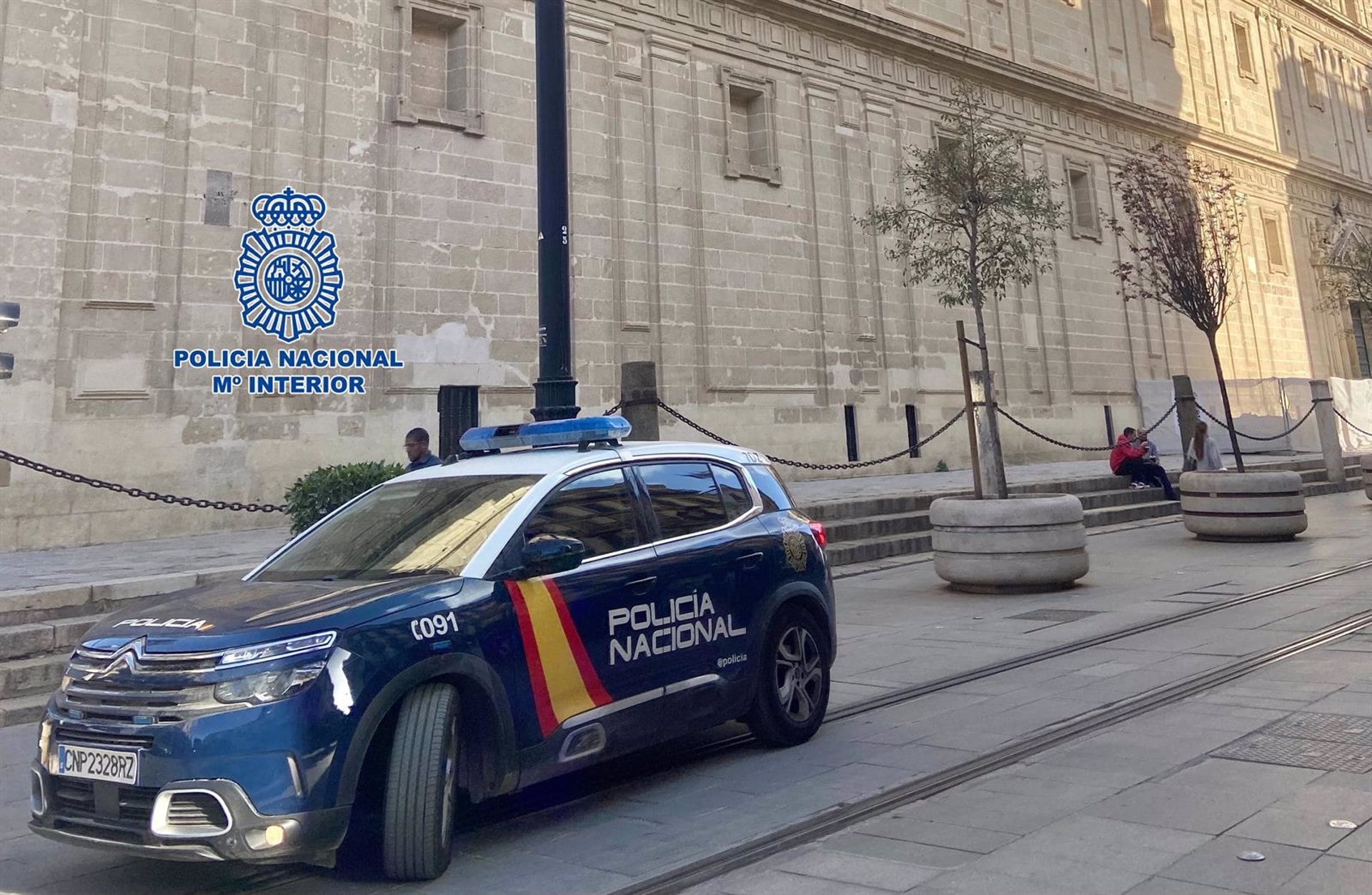 Patrullero de la Policía Nacional junto a la Catedral de Sevilla