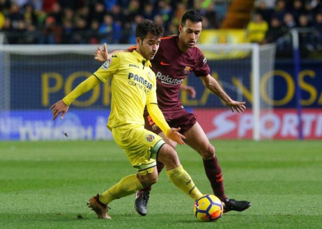 Trigueros protege el balón ante la presión de Busquets