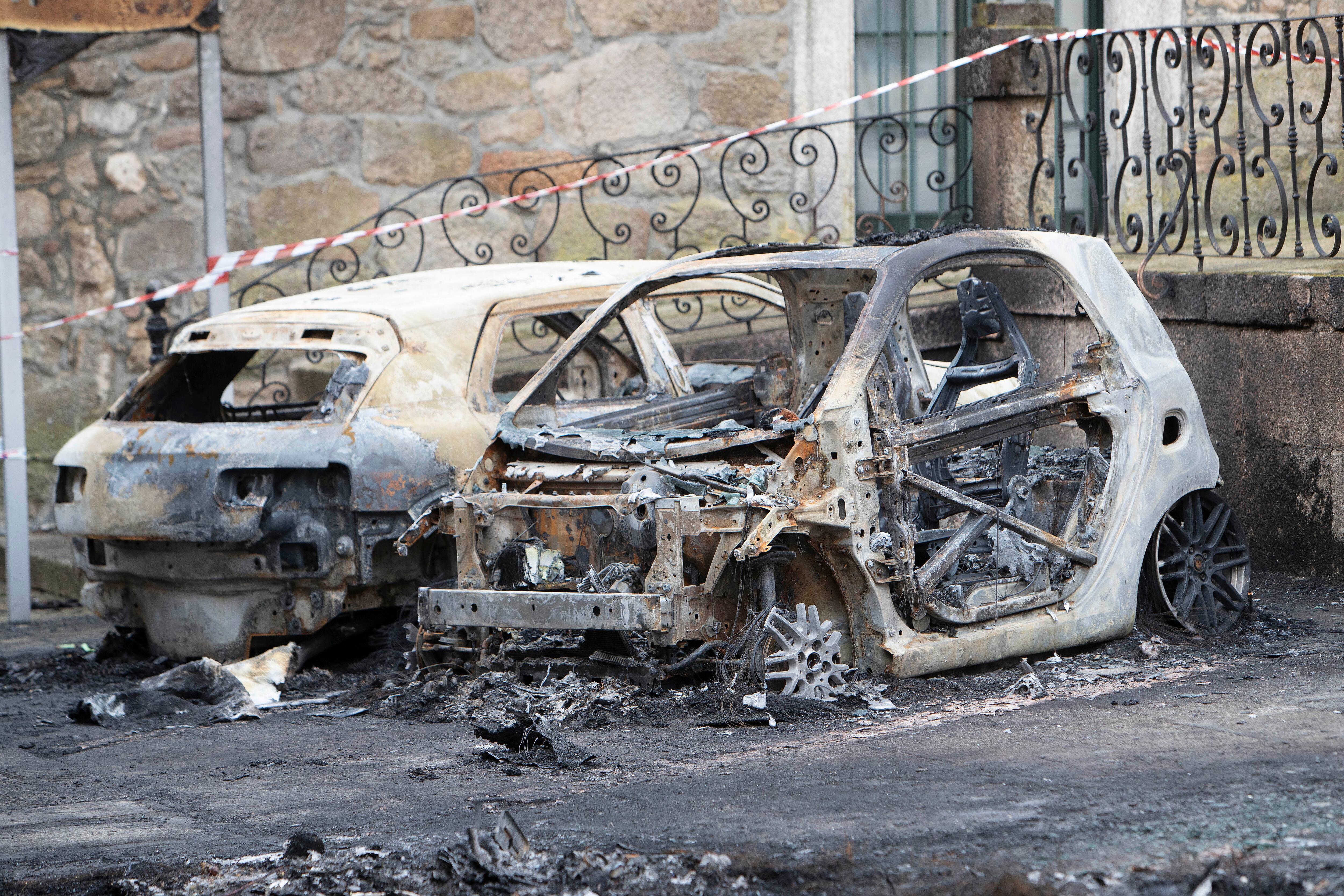 TUI (PONTEVEDRA), 21/03/2023.- Vista de los vehículos calcinados en la villa de Tui, que continúan en las calles a la espera de que los servicios municipales los retiren. Una mujer de mediana edad fue detenida ayer por quemar docenas de coches en la localidad. EFE/Salvador Sas
