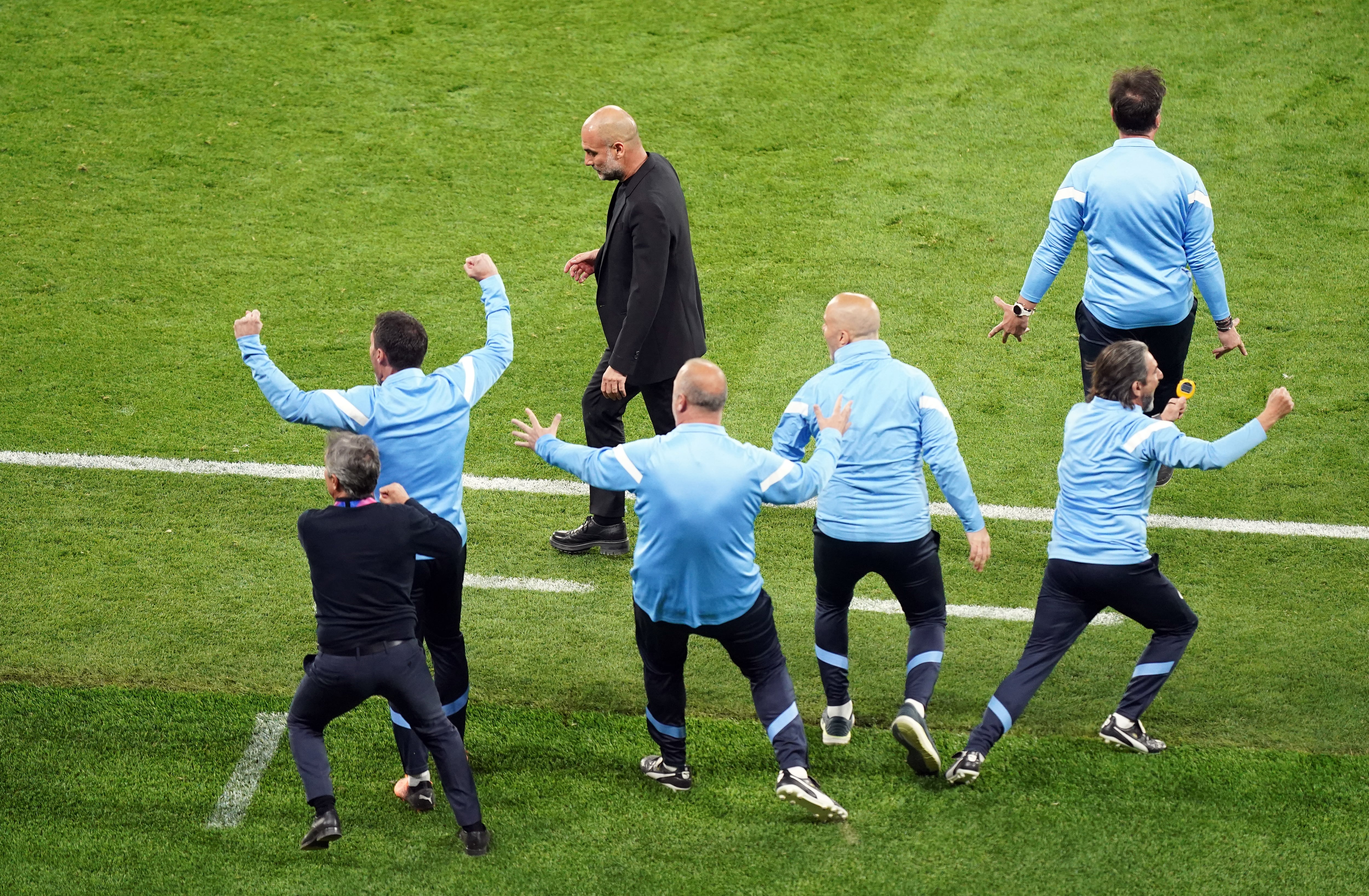 El equipo técnico del City celebra el gol de Rodri en la final de la Champions ante Guardiola, que mantiene la calma.