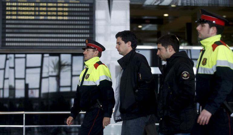 Familiares de los pasajeros del vuelo de Germanwings llegan al aeropuerto de El Prat