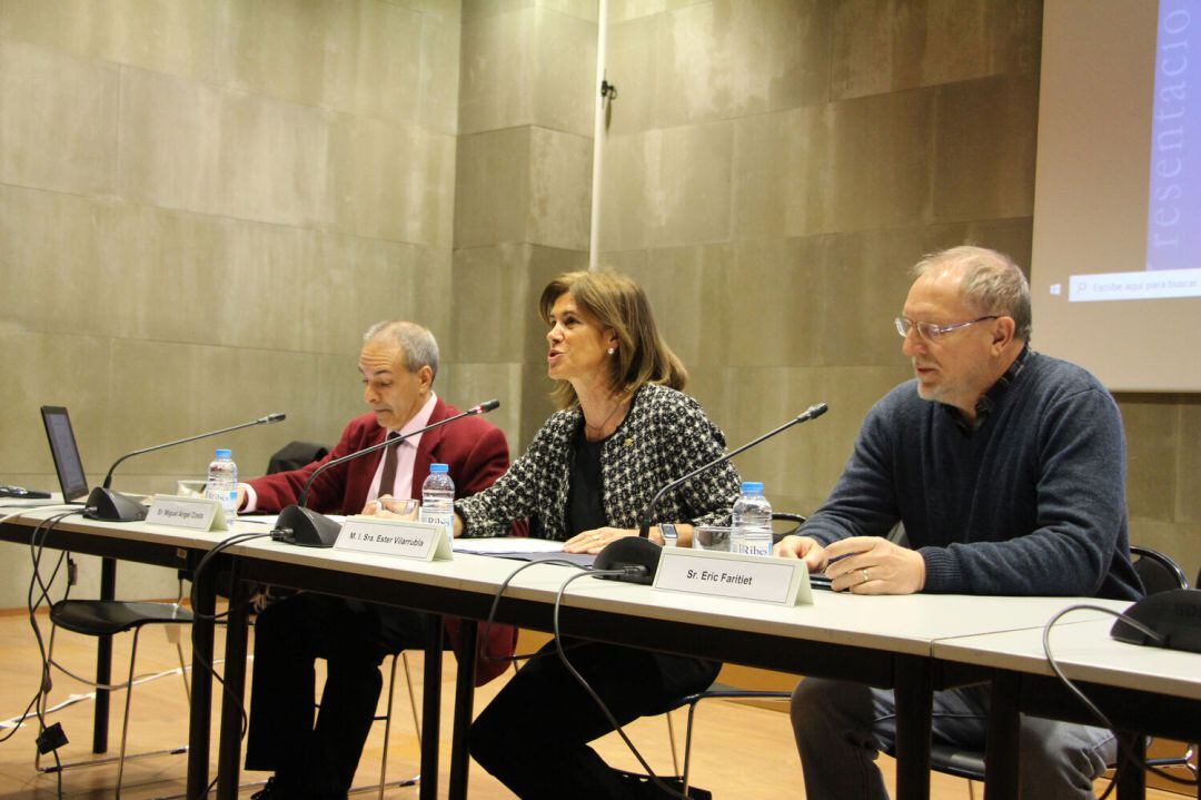 La ministra d'Educació i Ensenyament Superior, al centre de la imatge.