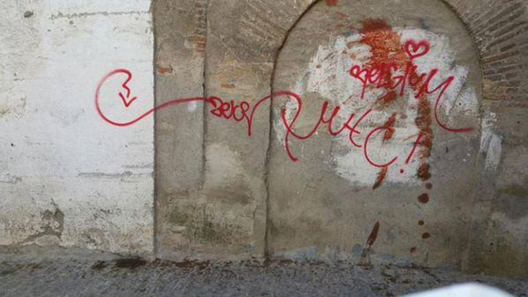 La Asociación de Vecinos del Bajo Albaicín de Granada ha difundido esta fotografía de uno de los lugares patrimoniales de la zona donde han aparecido nuevas pintadas