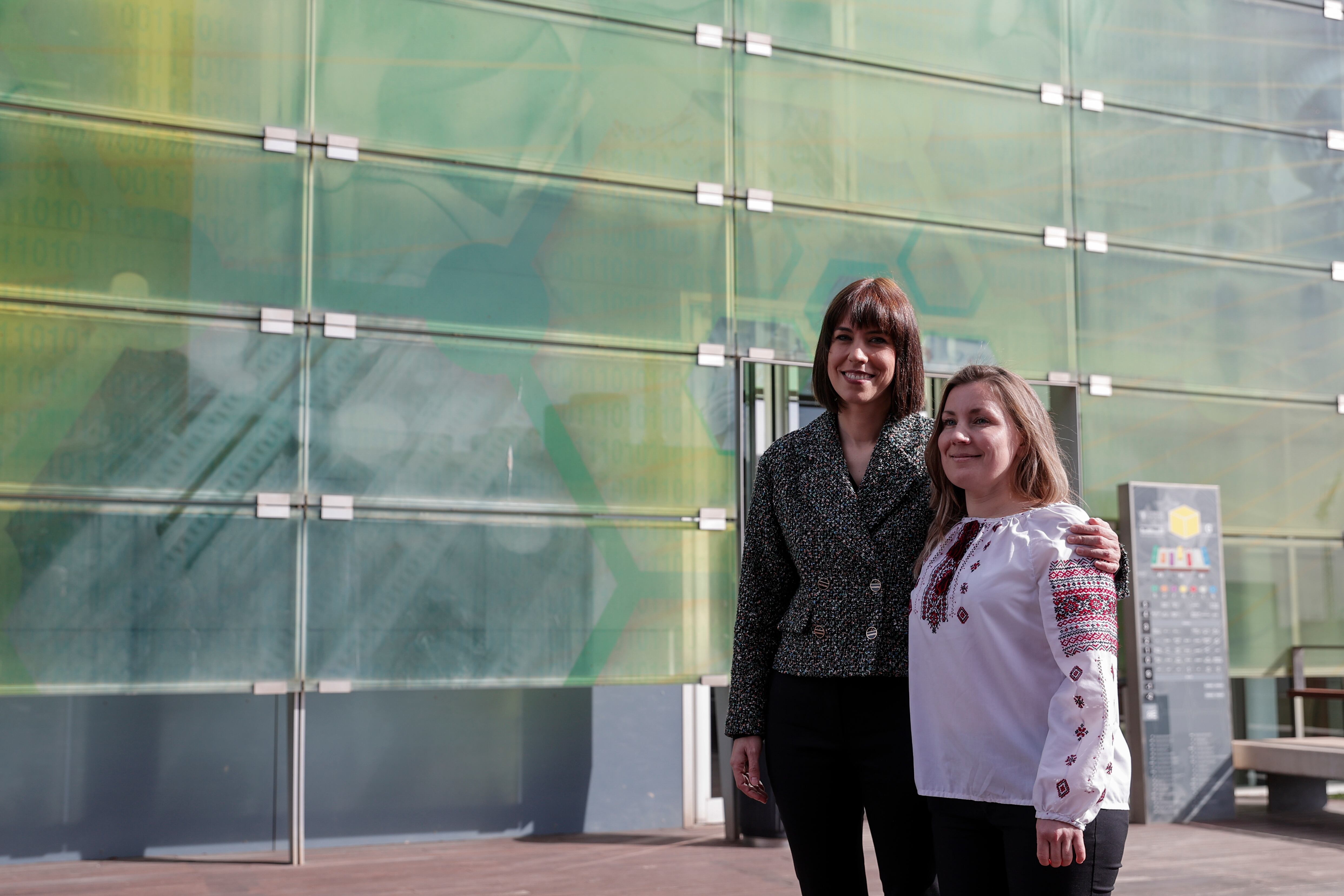 La ministra de Ciencia e Innovación, Diana Morant, visita Ingenio, instituto mixto del Consejo Superior de Investigaciones Científicas y de la Universitat Politècnica de València, para conocer el proyecto de la investigadora ucraniana Oksana Udovyk para la reconstrucción justa y verde de las ciudades de Ucrania