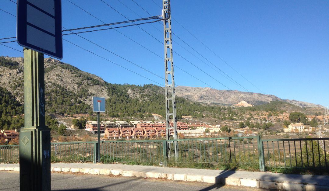 El puente unirá la urbanización de Serelles con el área de la calle Xorrador, cerca de la piscina José Trenzano de Alcoy.