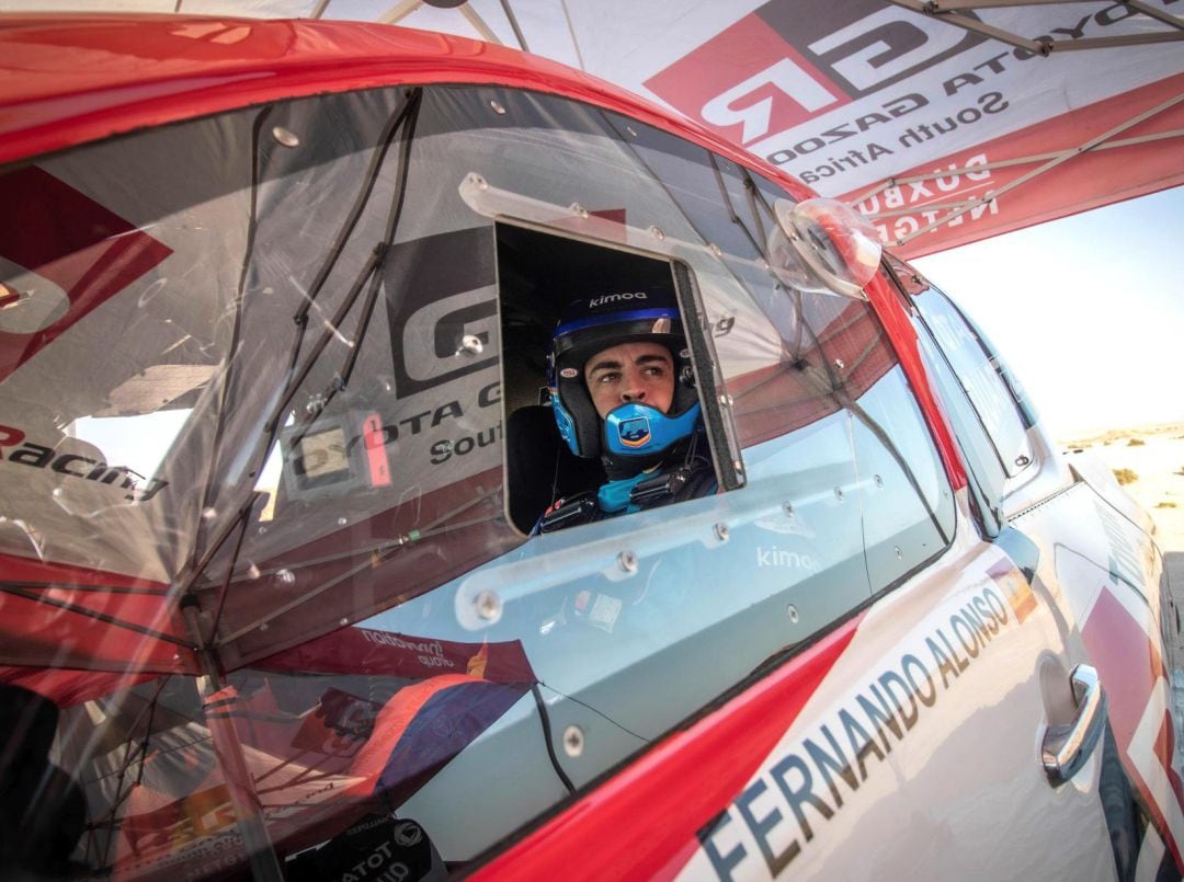 Fernando Alonso, durante los entrenamientos en el desierto de Namibia