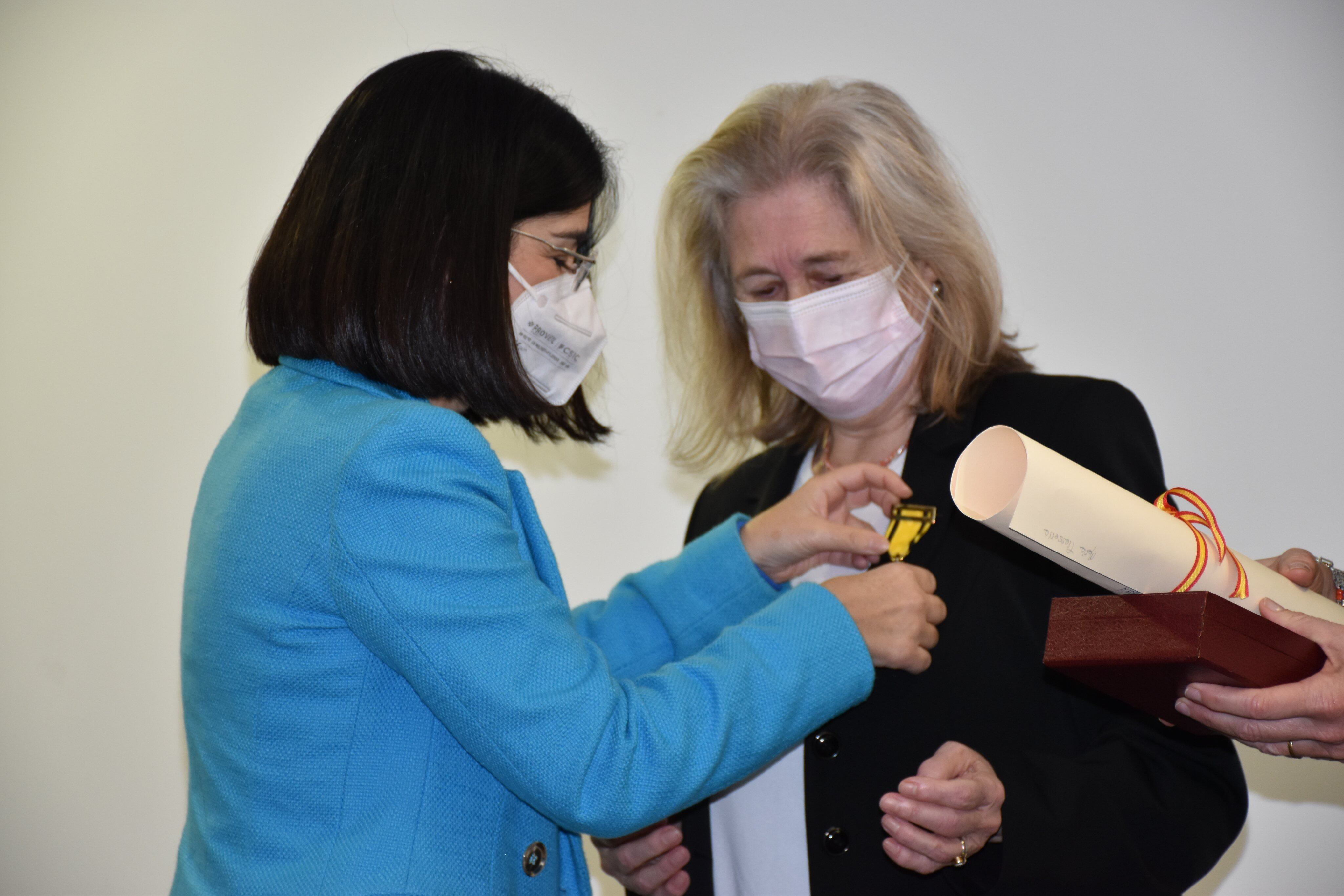 Entrega de la distinción a Tresserra por parte de la ministra Darias