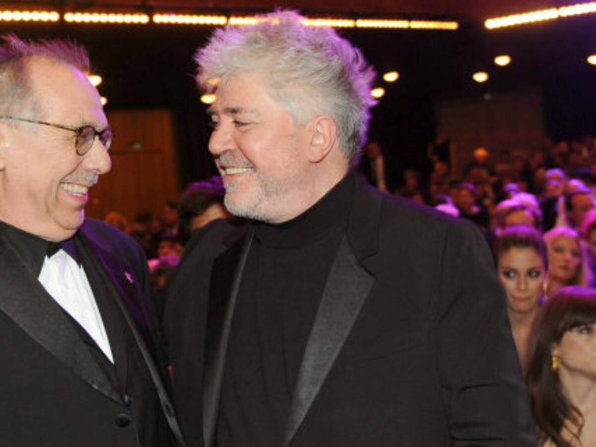 Almodóvar dedica el premio a los españoles "víctimas del gobierno"