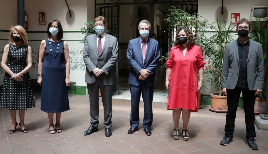 Imagen del president Ximo Puig con los miembros del Consell de l'Audiovisual