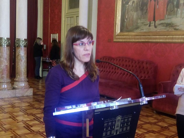 Laura Camargo de Podemos en los pasillos del Parlament.