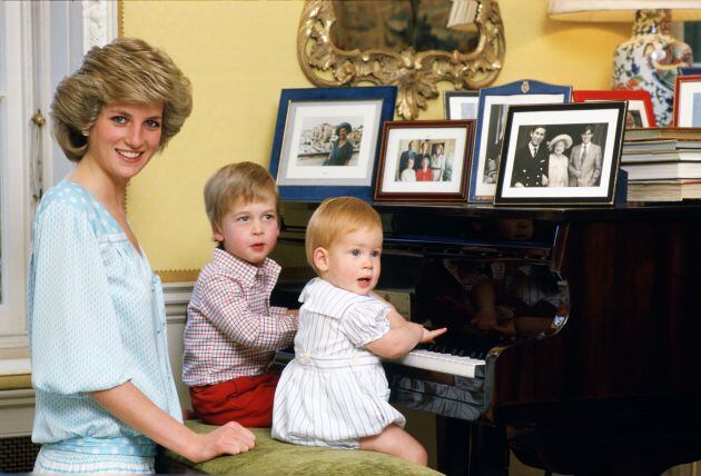 Diana, con sus dos hijos en Kensington Palace.