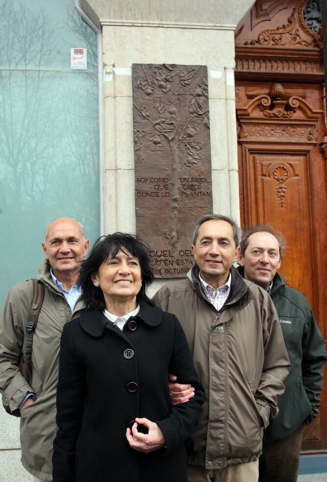 Los cuatro hijos de Delibes descubren la placa conmemorativa que recuerda el lugar en el que nació su padre en 1920
