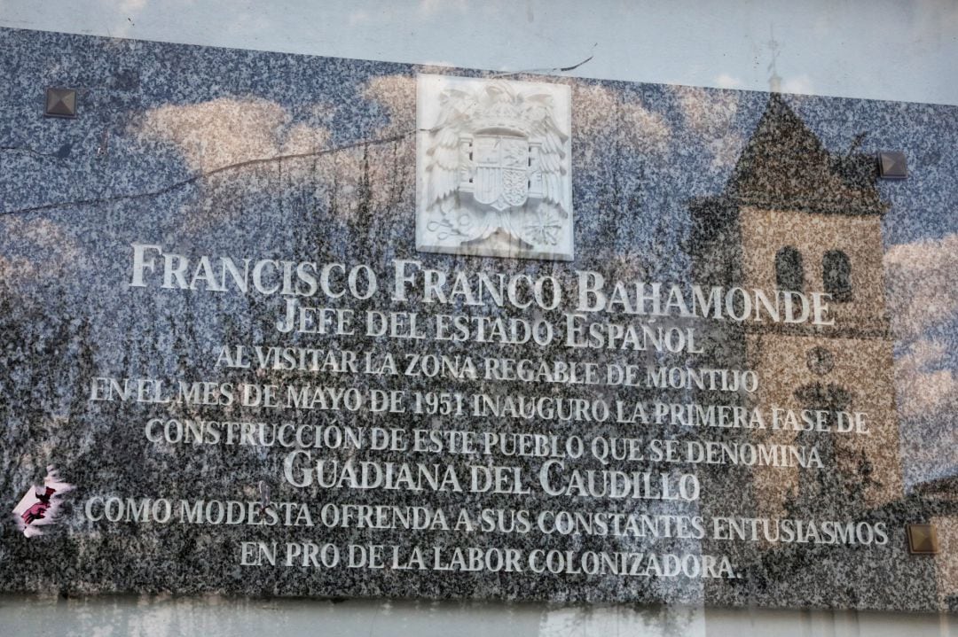 Placa en honor a Francisco Franco en la fachada del Ayuntamiento de Guadiana del Caudillo.