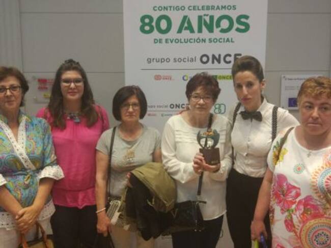 La presidenta de la asociación de Parkinson de Cuenca, Ana María Hernansanz (derecha), Beatriz Hernández, la secretaria de la asociación Mari Carmen Puerta, la presidenta de la federación regional Mª Ángeles Gonzalez junto a otras socias tras recoger el p