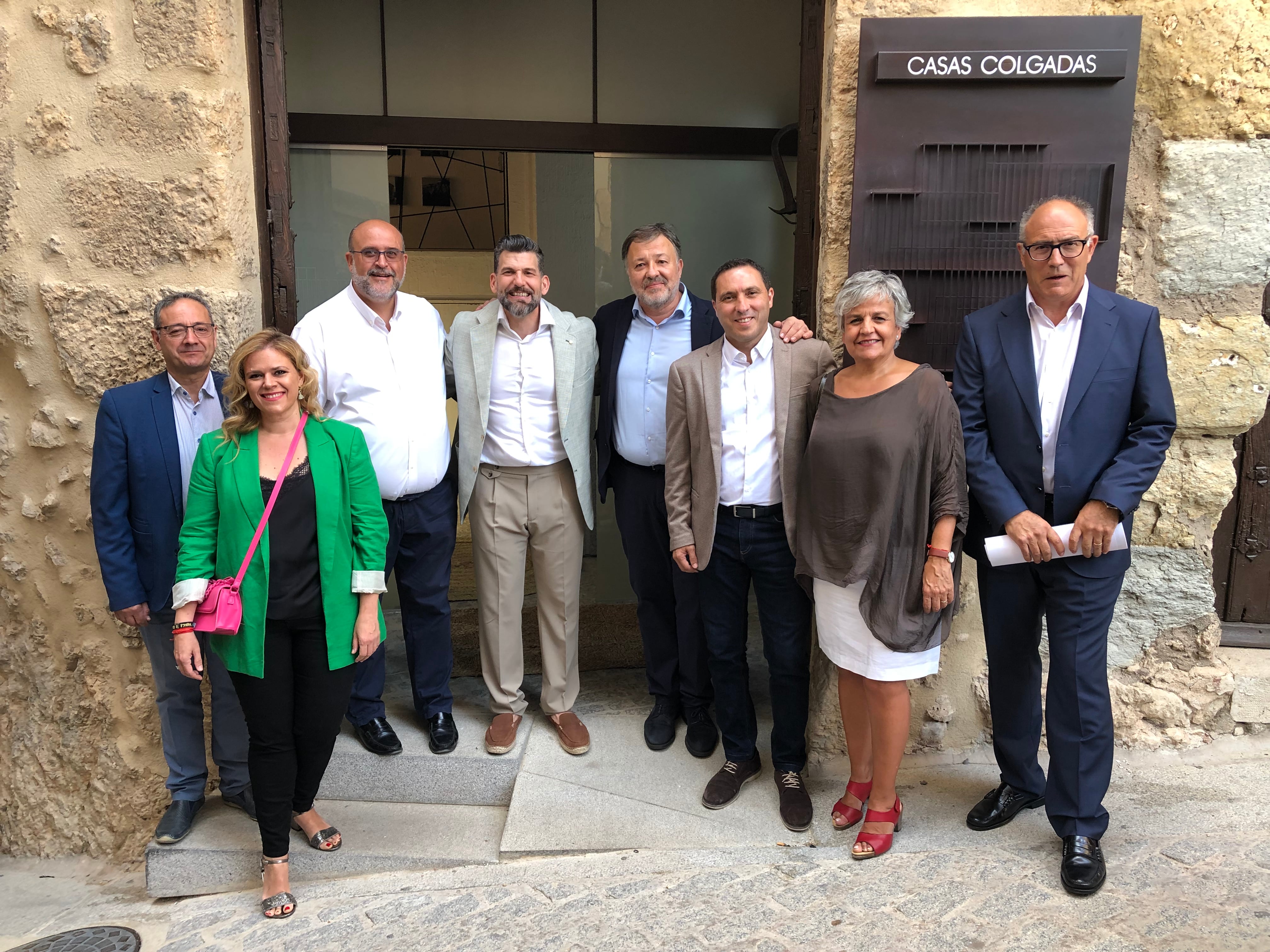 Las autoridades locales y Jesús Segura (centro) en la inauguración del restaurante Casas Colgadas