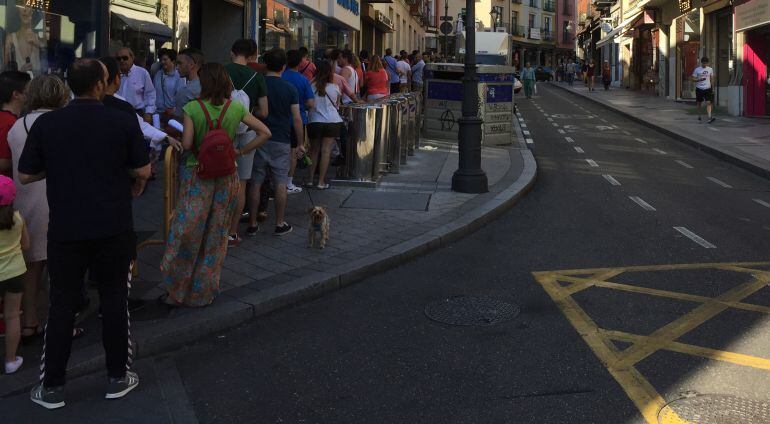 Aficionados haciendo cola en el segundo día de venta de abonos