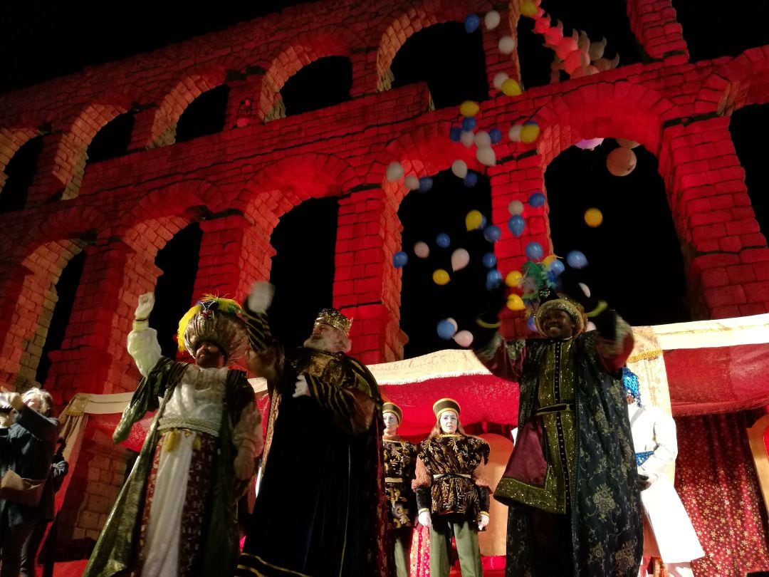Los tres Reyes Magos saludan a los niños a los pies del Acueducto