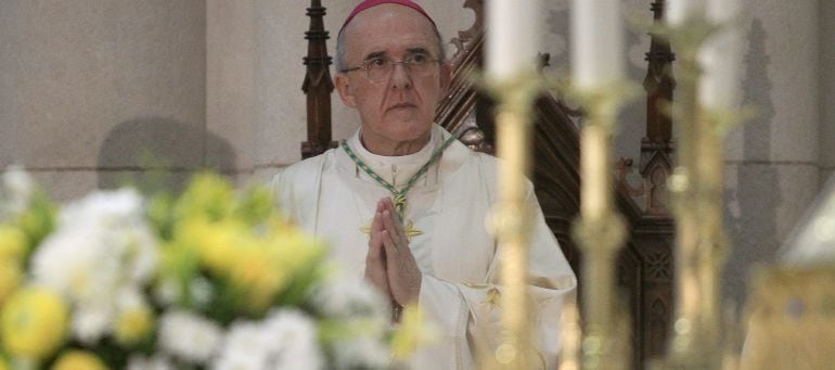 GRA103 MADRID, 25/10/2014.- El arzobispo de Madrid, Carlos Osoro Sierra, durante la misa de su toma de posesión concelebrada por seis cardenales y más de 60 obispos españoles en la catedral de la Almudena. EFE/Víctor Lerena