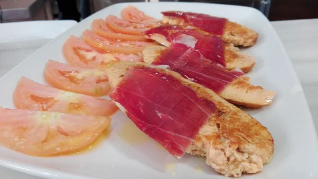 Huevas a la plancha con jamón de la cervecería San Fernando