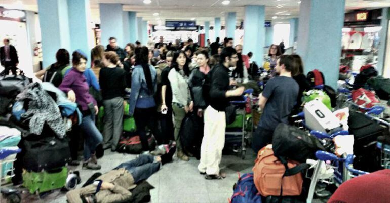 Una imatge dels passatgers bloquejats a l'aeroport d'Algeria