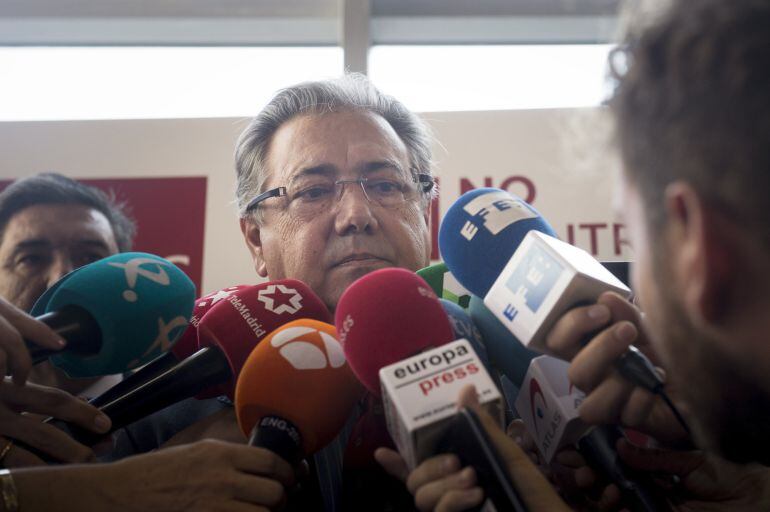 El ministro de Interior, Juan Ignacio Zoido,contesta a las preguntas de los periodistas.