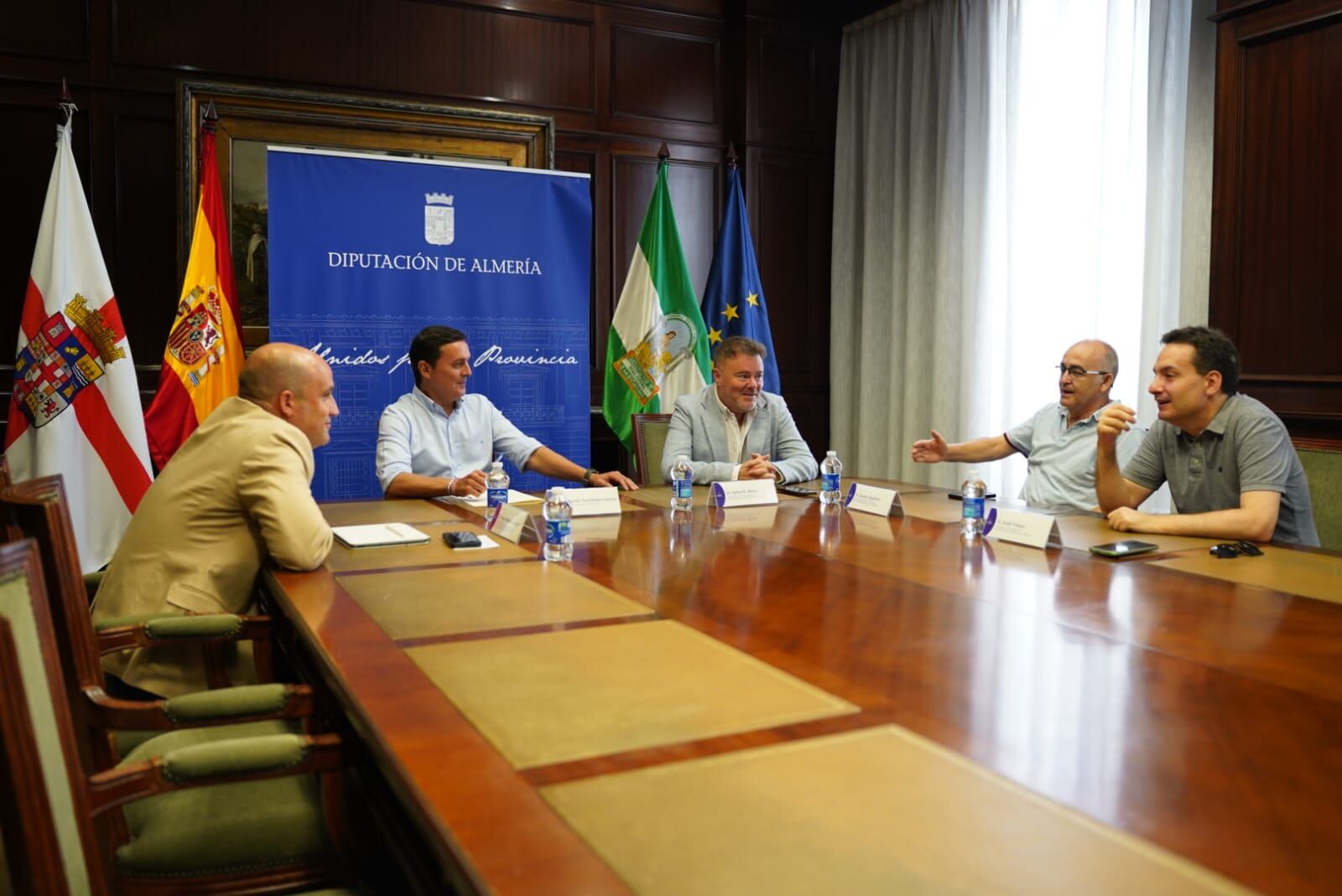 El presidente de la Diputación de Almería y el vicepresidente y diputado de Deportes junto a tres miembros de APDA.