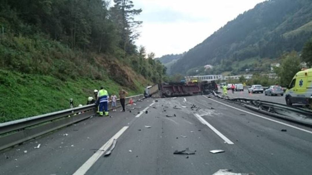 Uno de los camiones bolcado en la calzada 