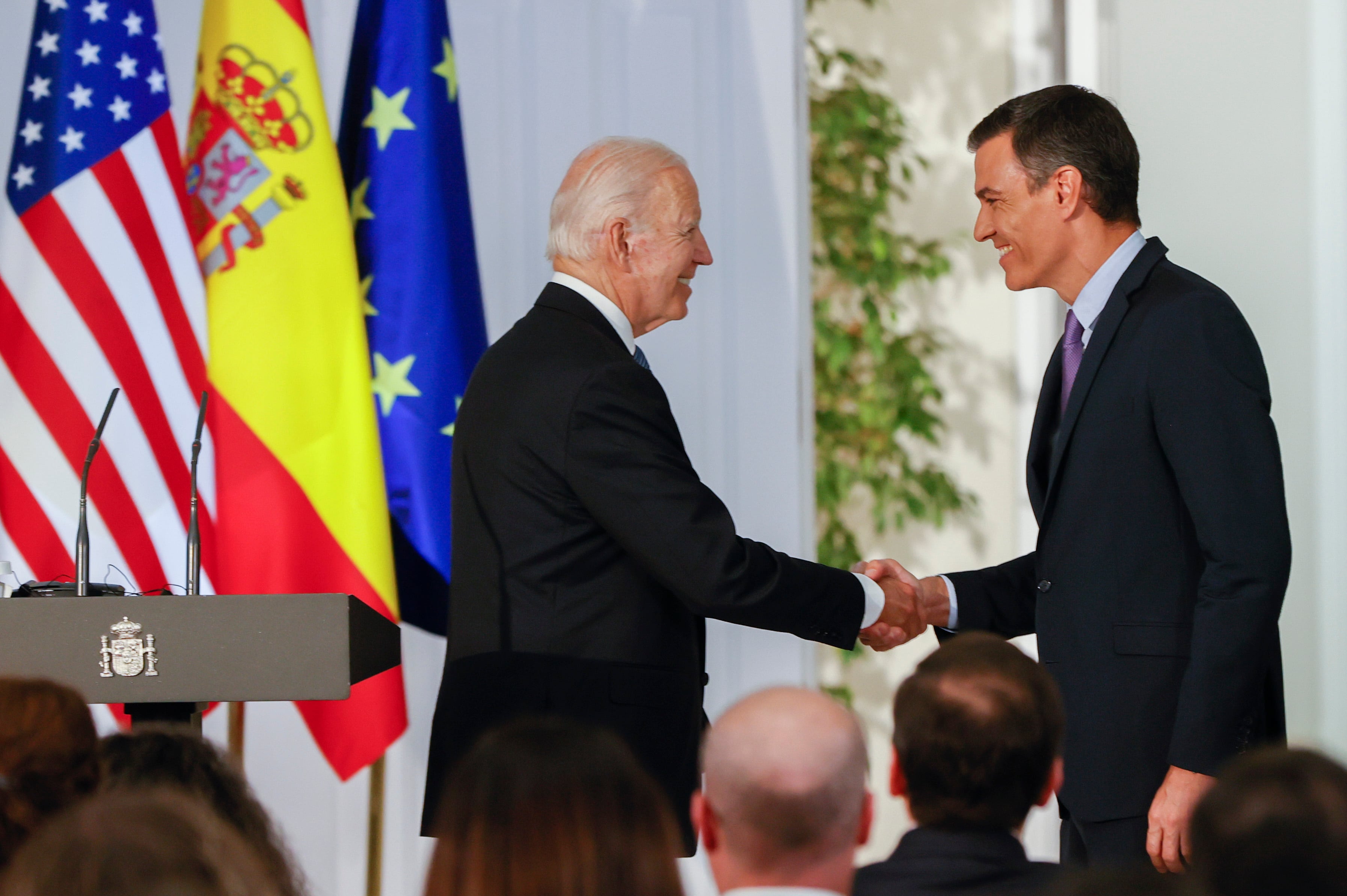 El presidente de Estados Unidos, Joe Biden, y el presidente del gobierno de España Pedro Sánchez, durante la rueda de prensa celebrada en el Palacio de la Moncloa en Madrid