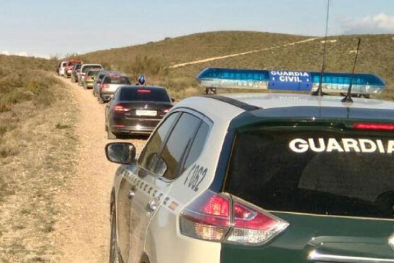 La Guardia Civil, escoltando a los vecinos de Alfocea por el camino del campo de maniobras de San Gregorio 