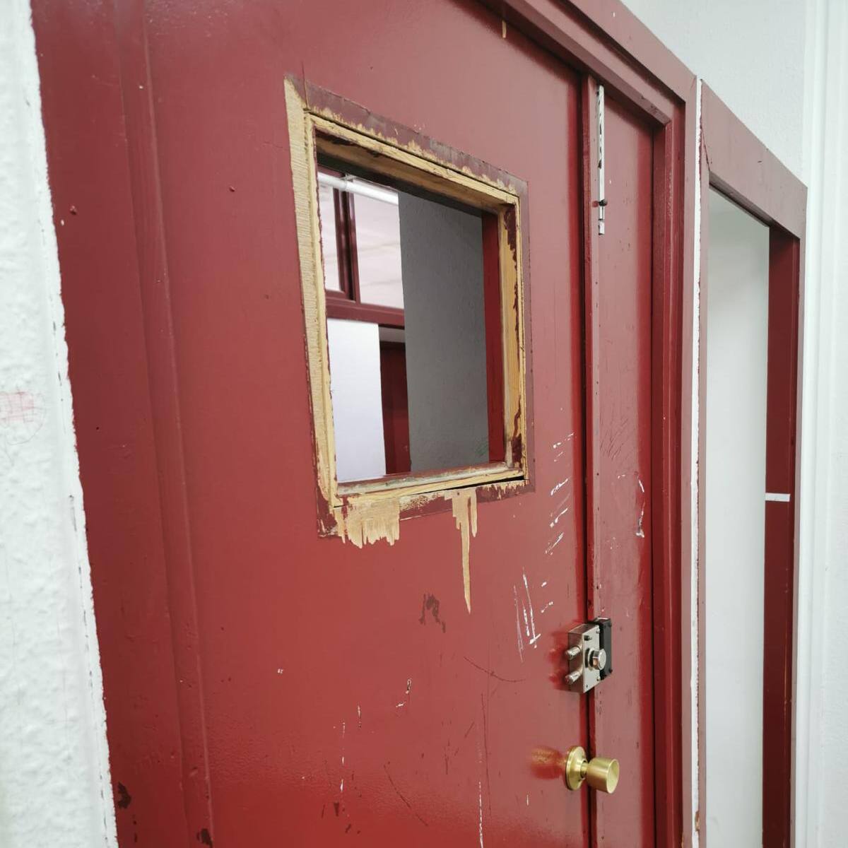 "Aulas del siglo pasado": Este es el estado que muestra el interior del IES Juan Sebastián Elcano de Cartagena