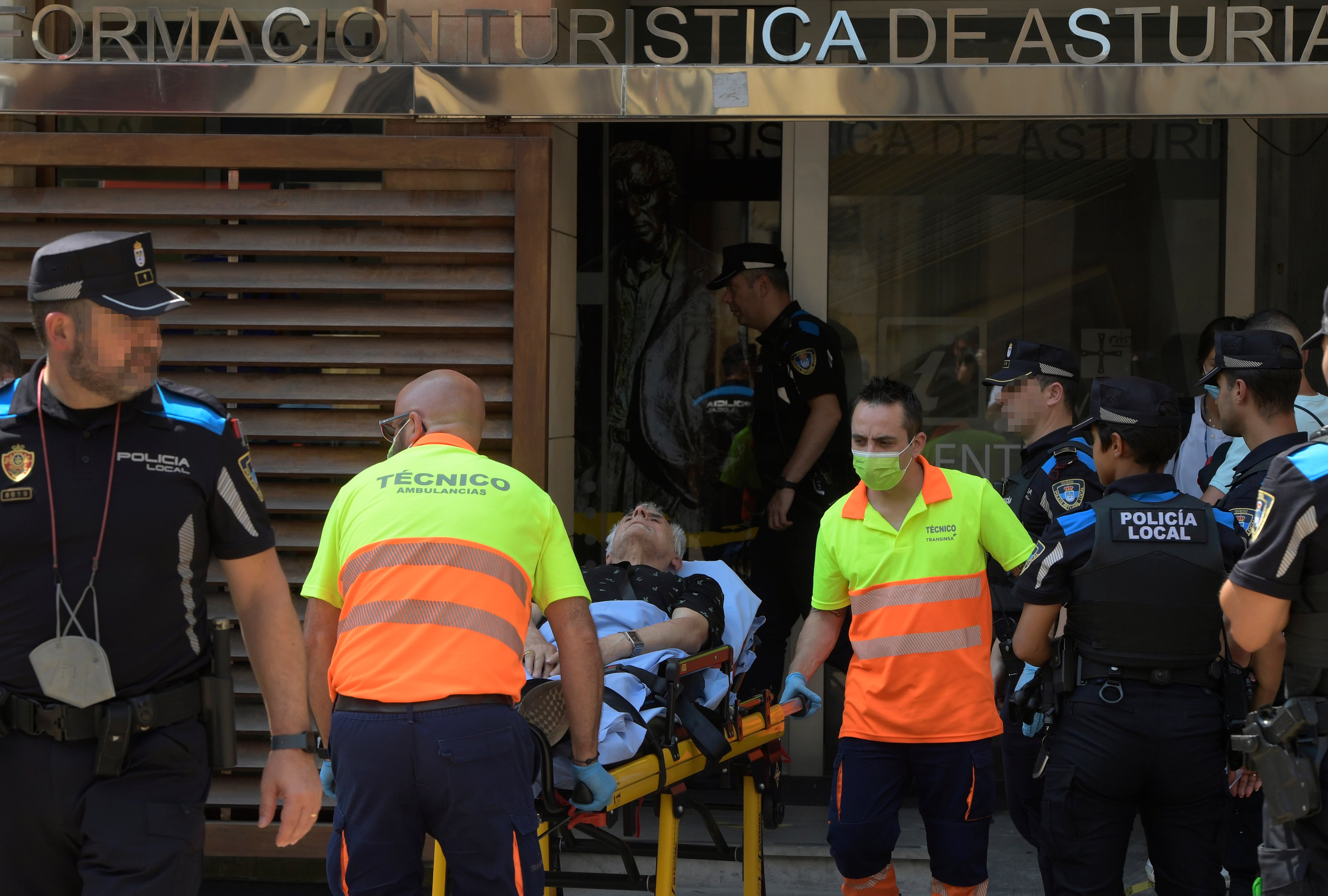 Un hombre es traslado tras sufrir un golpe de calor en la plaza del Ayuntamiento de Oviedo este domingo