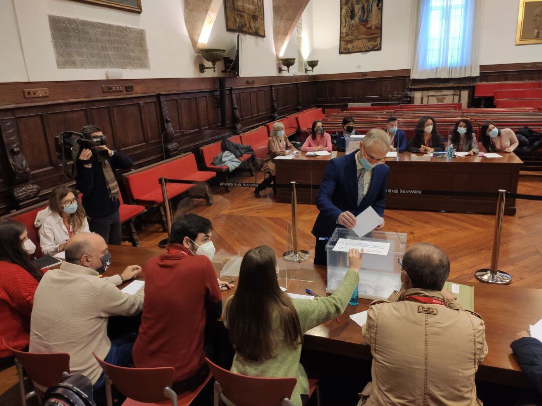 Ricardo Rivero votando en la jornada electoral en la USAL.