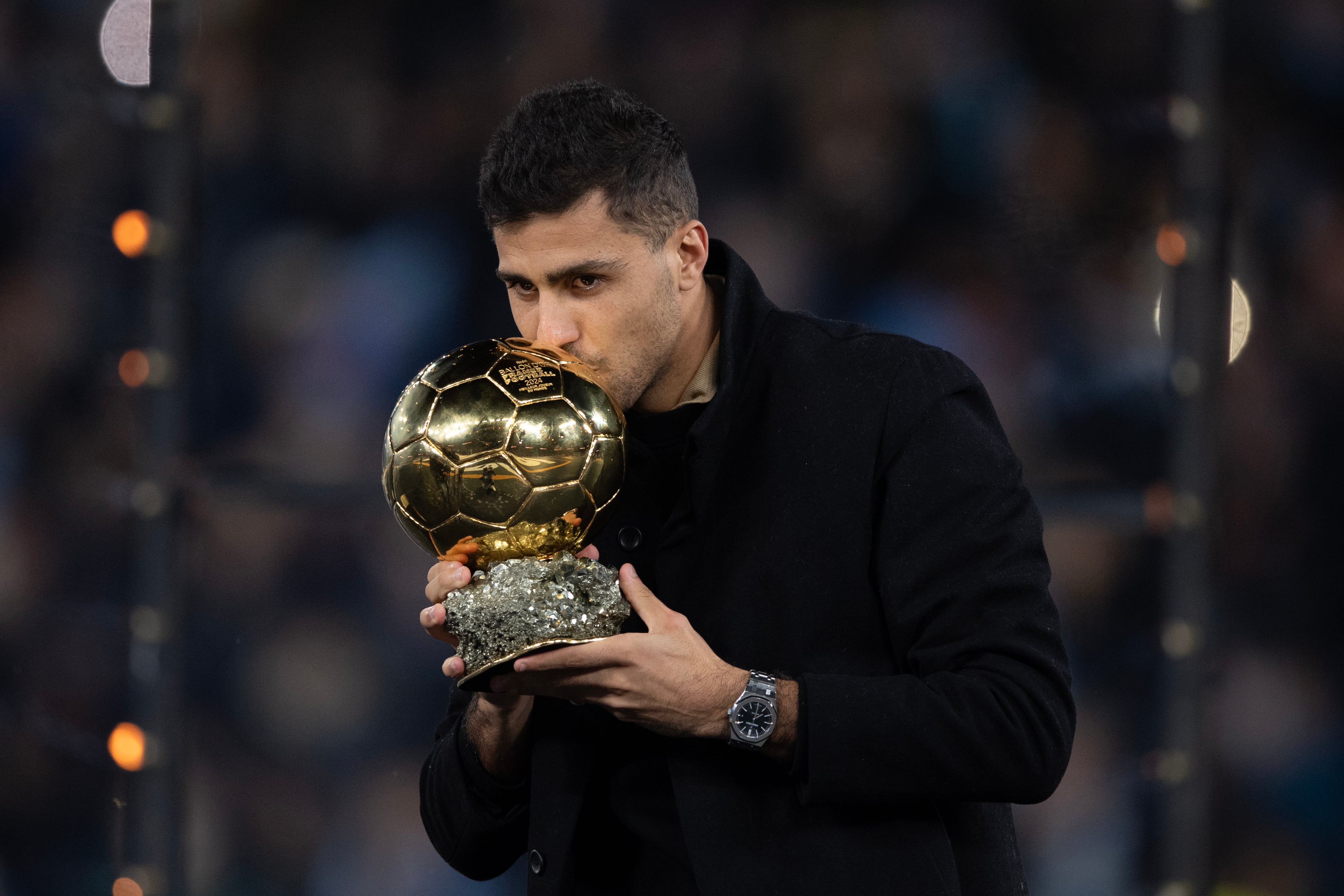 Rodri ofrece el Balón de Oro a los aficionados del City en el Etihad Stadium. (Joe Prior/Visionhaus via Getty Images)