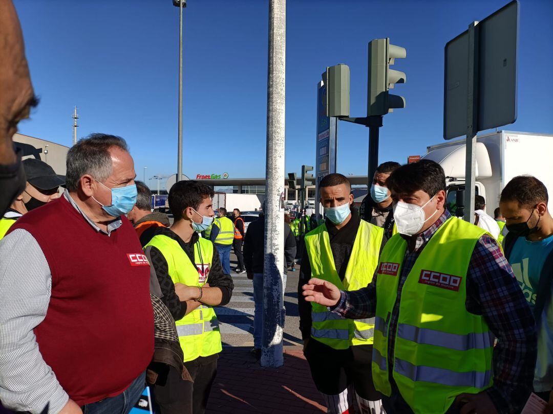 Concentración de trabajadores del transporte de mercancías por carretera frente a la sede de FROET