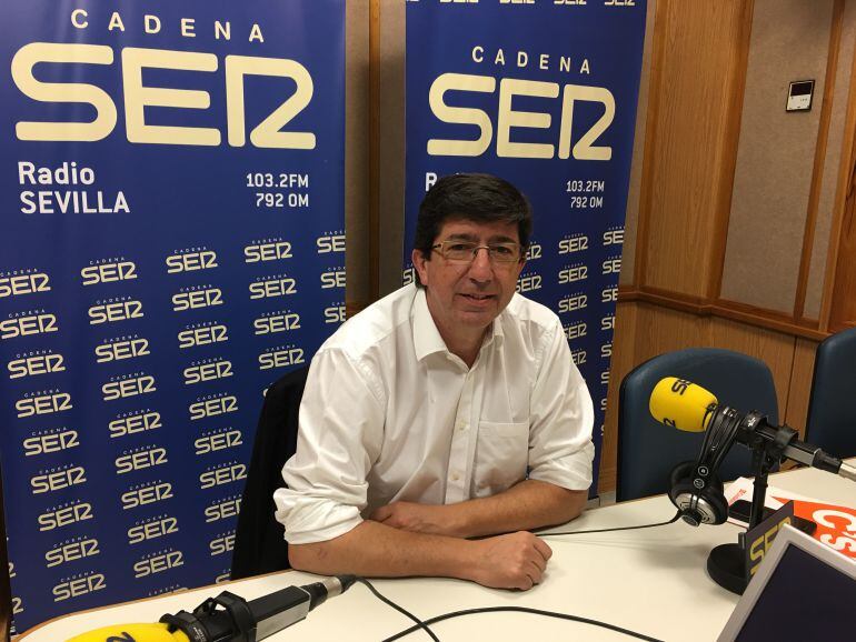 Juan Marín, líder de Ciudadanos en Andalucía, en el estudio de Radio Sevilla durante la entrevista