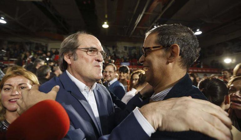 Ángel Gabilondo y Pedro Zerolo en un mitín de la campaña electoral. 