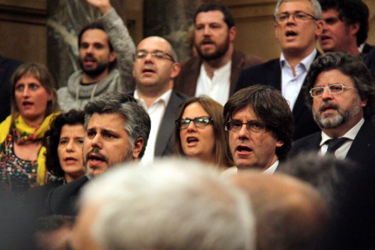 Carles Puigdemont canta Els Segadors en la part final del ple d'investidura 