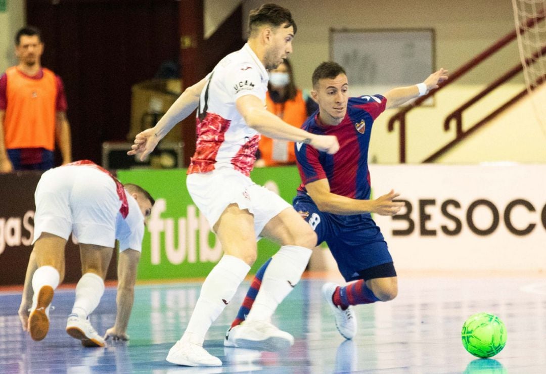 Pol Pacheco recibiendo el balón