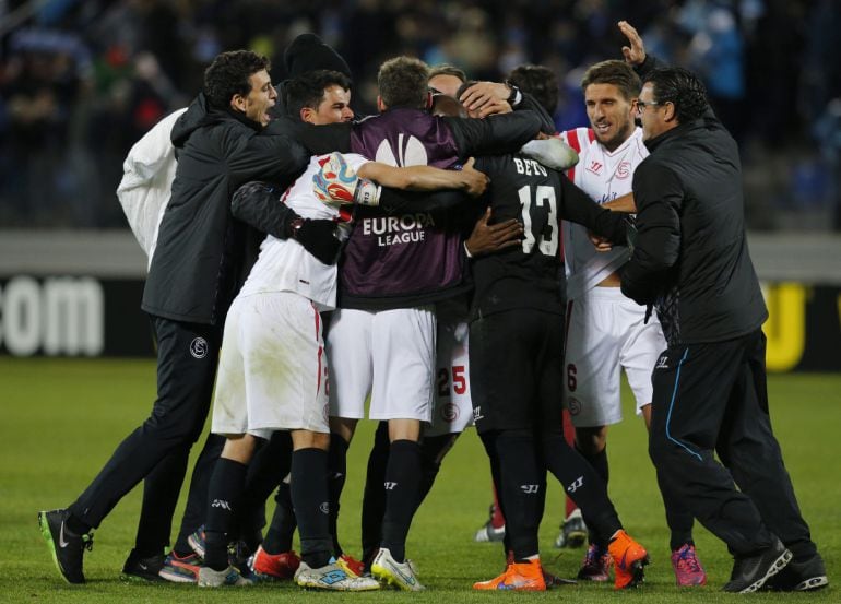 Los jugadores del Sevilla celebran su clasificación para semifinales tras empatar ante el Zenit 