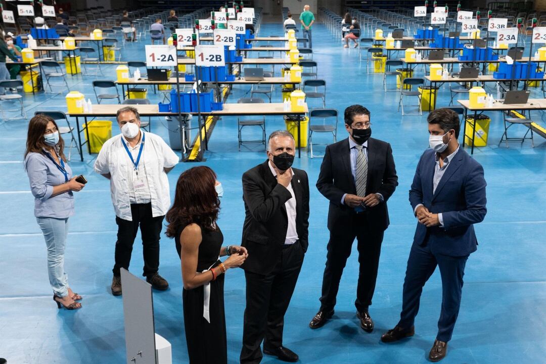 El presidente canario, Ángel Víctor Torres, visita el nuevo centro de vacunación masiva instalado en el Pabellón Santiago Martín (Tenerife) junto al presidente insular, Pedro Martín y también el alcalde lagunero, Luis Yeray Gutiérrez. Además, también han 