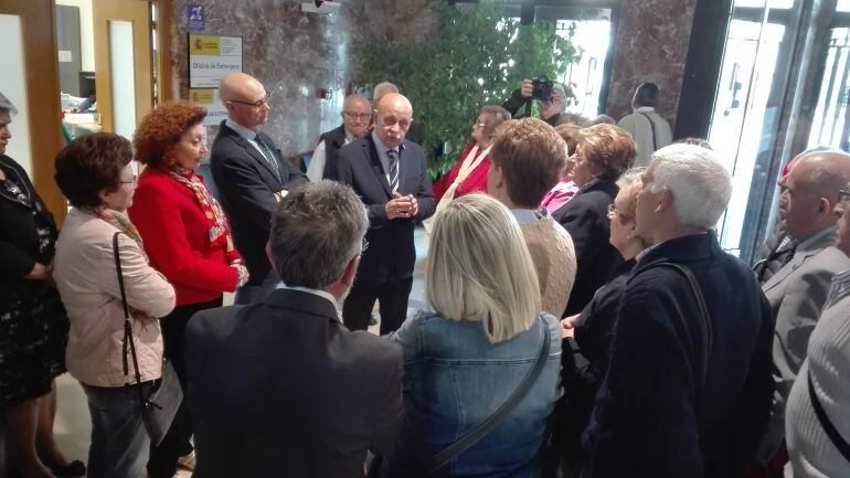 El subdelegado del Gobierno, Jeronimo García Bermejo, junto a los alumnos de la Universidad de la Experiencia
