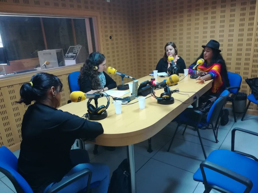 Adriana Guzmán, del Colectivo Feminismo Comunitario Antipatriarcal de Bolivia, Maryórit Guevara, periodista, activista en Nicaragua y María Martínez Pereira, de la asociación Las Ramonas de Paraguay en Hoy por Hoy Mérida