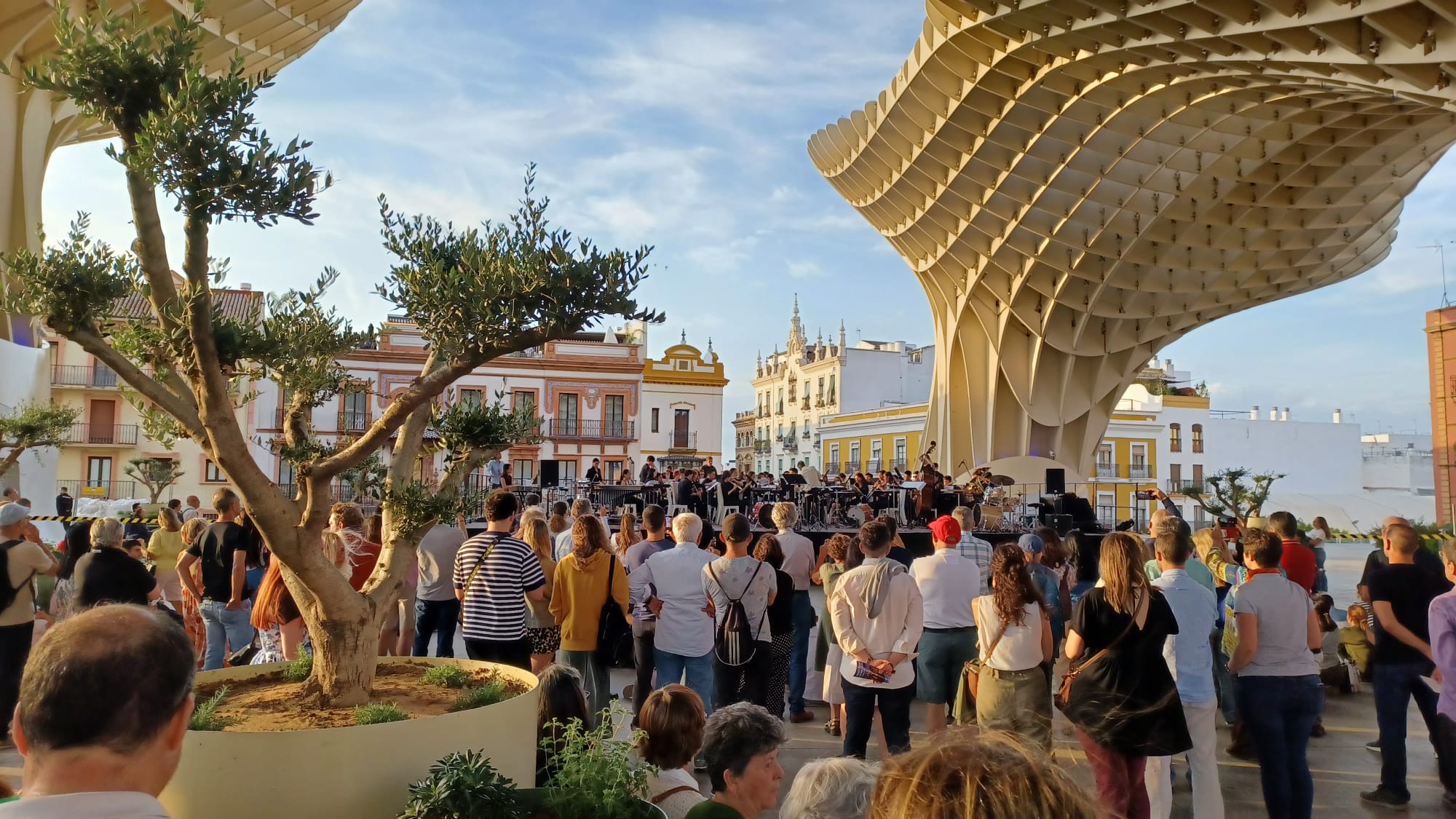 Imagen del concierto de la Yale Concert Band en la plaza con los elementos móviles