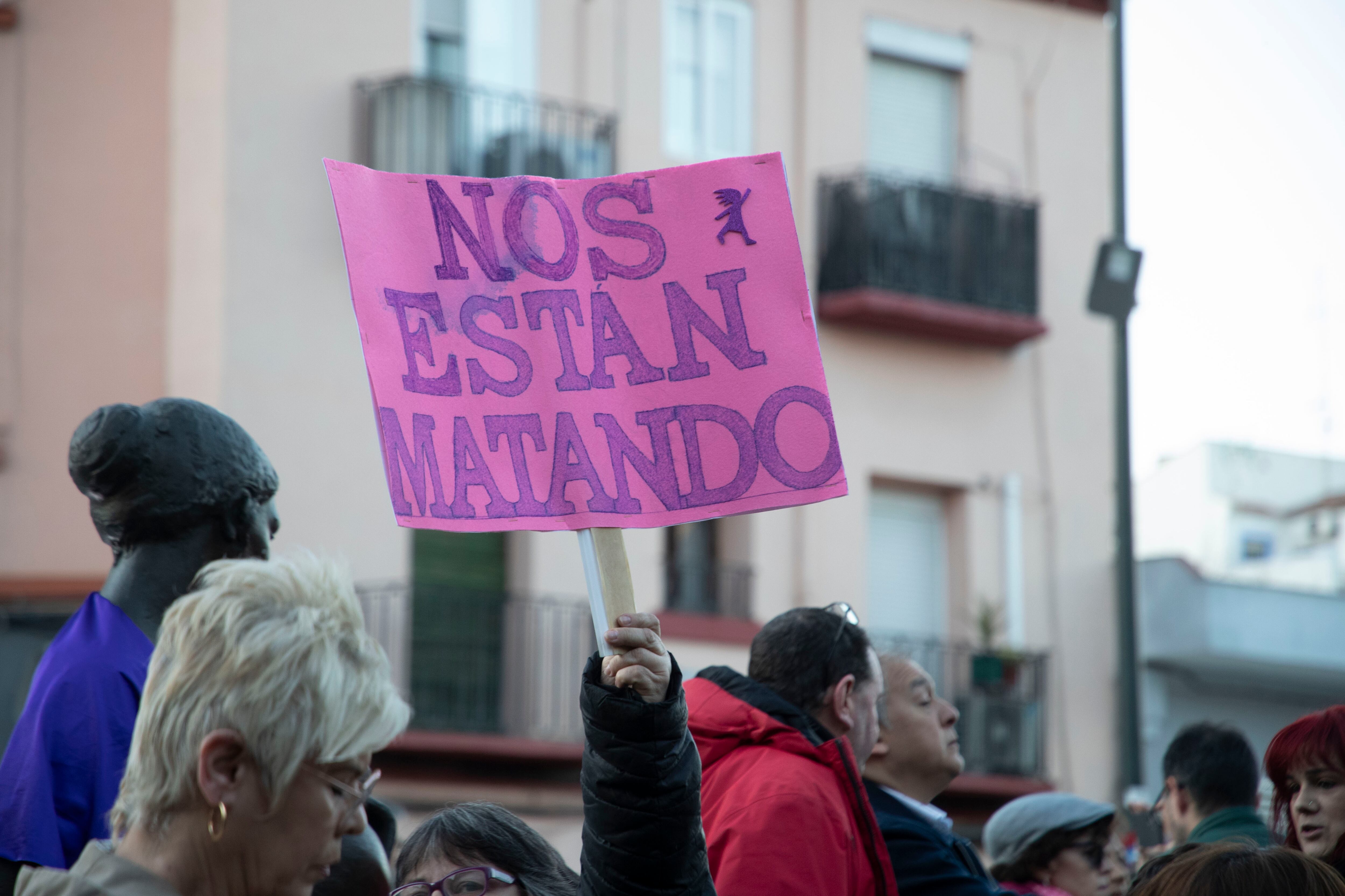Concentración de condena y rechazo ante el asesinato de una mujer a manos de expareja en Zaragoza