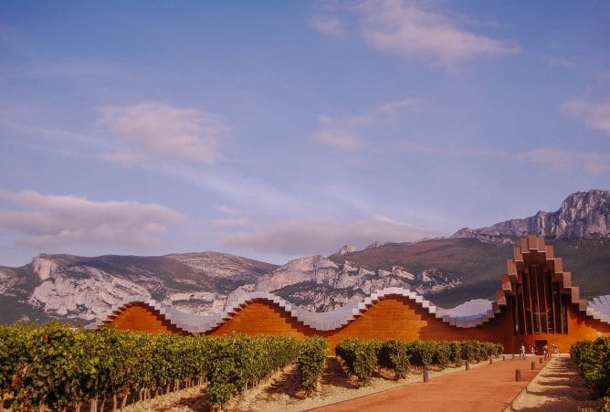 Bodegas Ysios, en Laguardia (Álava), con la Sierra de Cantabria al fondo. El edificio fue diseñado por el arquitecto Santiago Calatrava y simula el perfil de las montañas que se encuentran a sus espaldas.