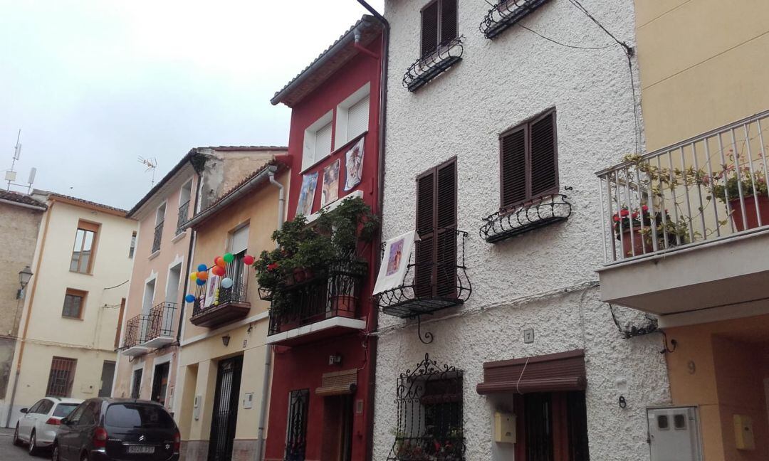 Els balcons decorats per a celebrar les festes patronals