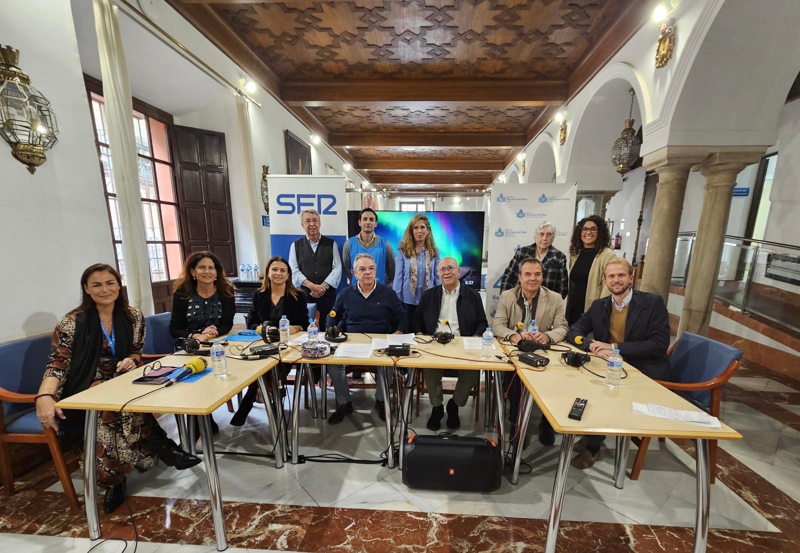 Salomón Hachuel, junto a los numerosos invitados al programa Hoy por Hoy con motivo de los 450 años de la Orden Hospitalaria de San Juan de Dios en Sevilla