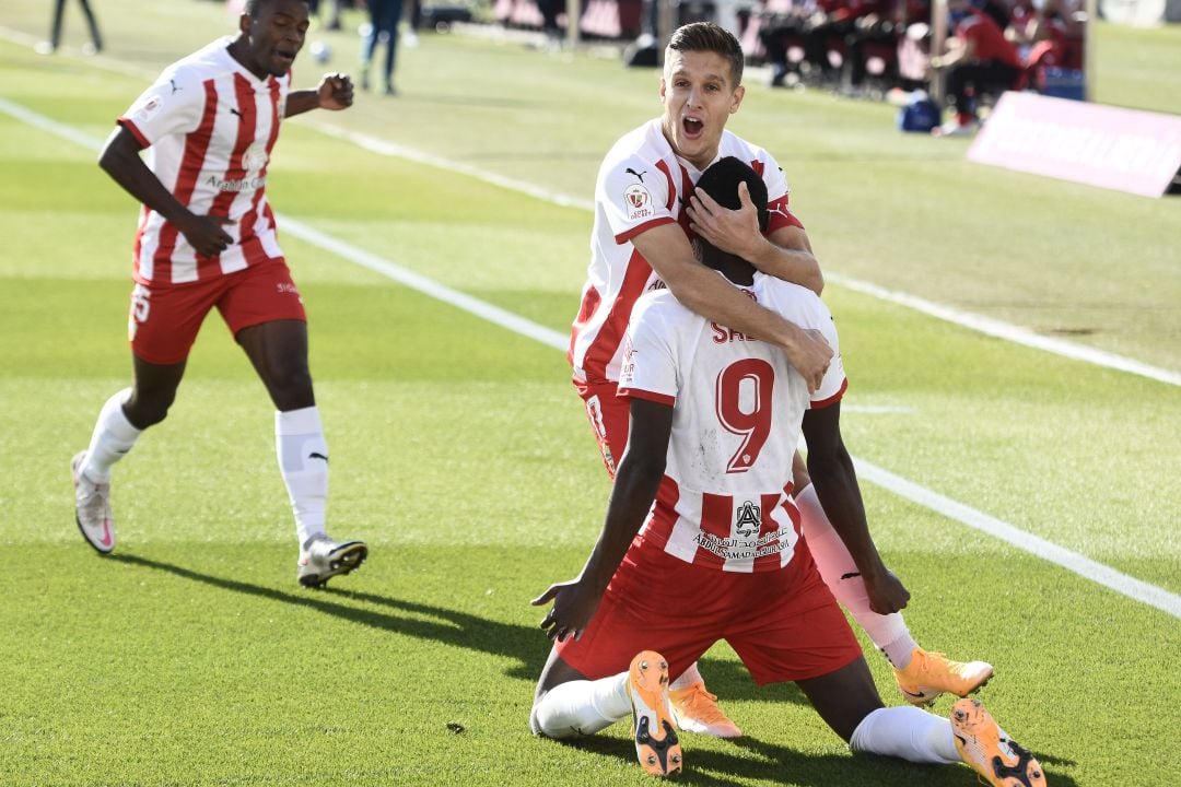 Corpas abraza a Sadiq tras el primer gol al Alavés.