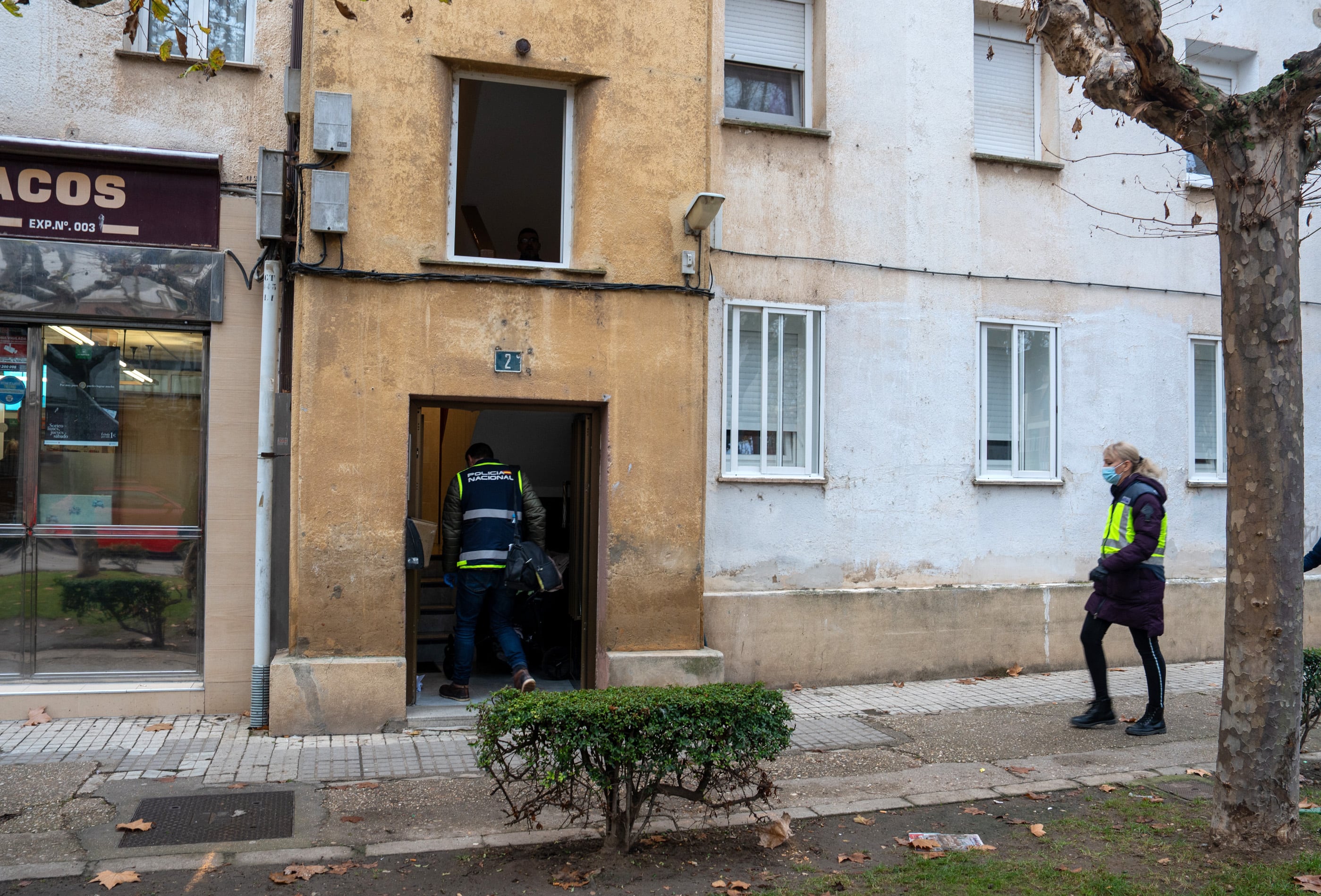 La Policía Nacional, ante los cinco detenidos por su supuesta implicación en la muerte violenta de un hombre de 41 años en Aranda de Duero (Burgos), registraba este martes la vivienda donde residía la víctima para tratar de contribuir a esclarecer los hechos. Varios vehículos policiales han permanecido durante la mañana en la calle donde fue hallado el cuerpo sin vida de la víctima, lo que ha generado expectación entre los vecinos del barrio de Santa Catalina. EFE/Paco Santamaría